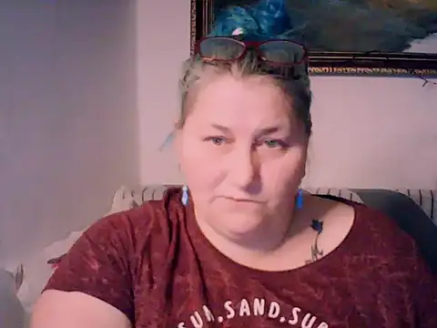 Marryllunax online show from December 2, 2025, 3:25 pm