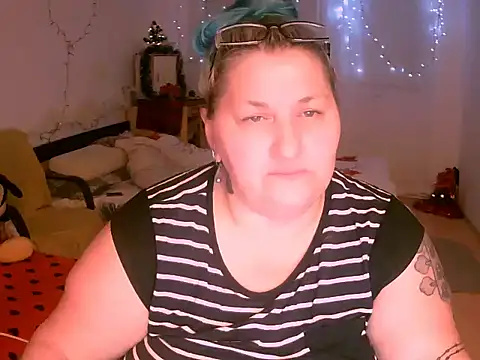 Marryllunax online show from December 19, 2025, 5:59 pm