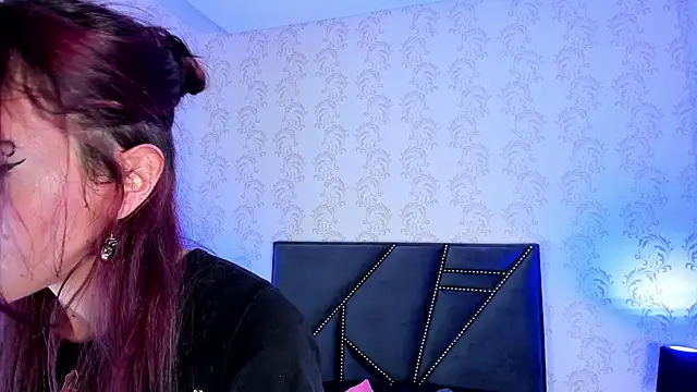 lizzy leee online show from February 26, 2025, 4:52 am