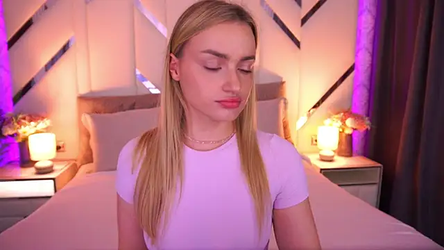 LindsieGreyy online show from June 21, 2026, 12:22 pm