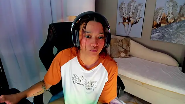 charlotte bluee online show from June 12, 2026, 2:31 am