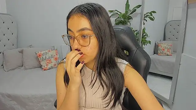 lucelly 15 online show from March 13, 2026, 11:48 am