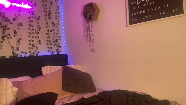 kisskatie online show from February 26, 2025, 2:52 am