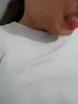 saraaxx1 online show from June 10, 2026, 1:23 pm
