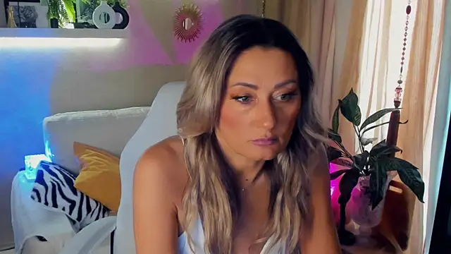 SarahAlluring online show from June 7, 2026, 7:46 am