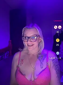 Curvy-Cleo online show from April 27, 2026, 8:07 pm