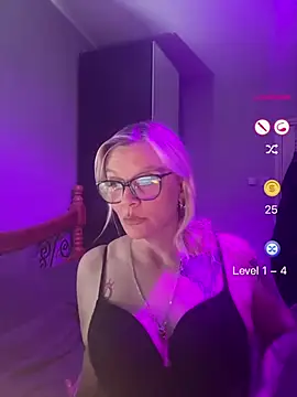 Curvy-Cleo online show from April 29, 2026, 8:37 pm