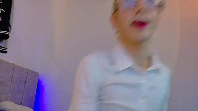 liiamluna  online show from May 27, 2026, 2:35 pm