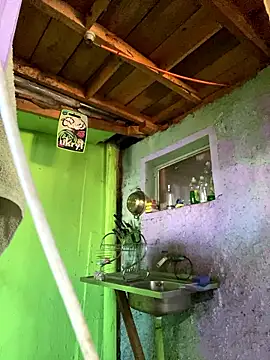 kiittyselenita online show from April 22, 2026, 3:19 pm