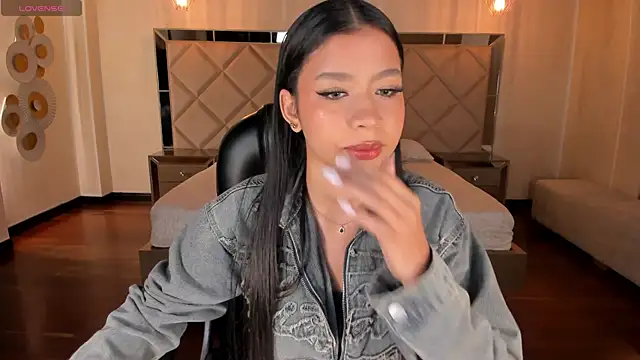 SophieHouston  online show from April 22, 2026, 3:35 am