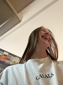 Snapshot of ElliRose chatting on February 24, 2026, 4:35 am ElliRose online show from February 24, 2026, 4:35 am