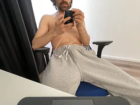 Frankieyyy1 online show from May 8, 2026, 1:15 pm