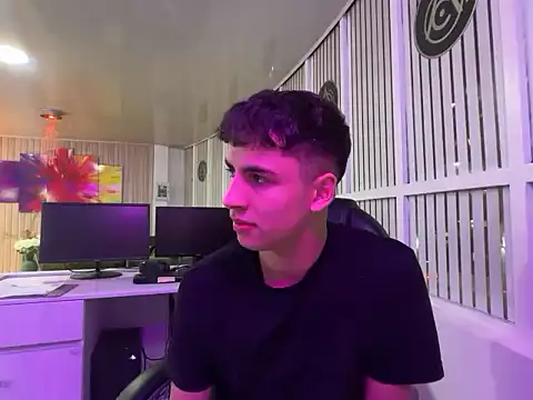 AdrianRinaldi online show from June 11, 2026, 12:32 am
