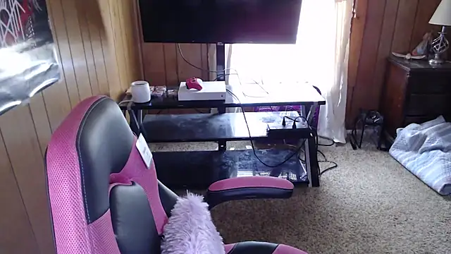 vanessraine online show from February 4, 2026, 7:31 pm