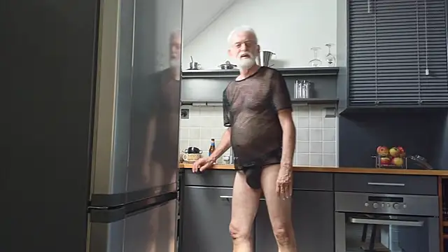 ewaldwillems99 online show from May 31, 2026, 1:06 pm