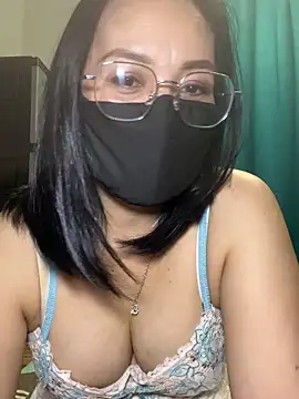 melyiaaa online show from May 13, 2026, 2:24 pm