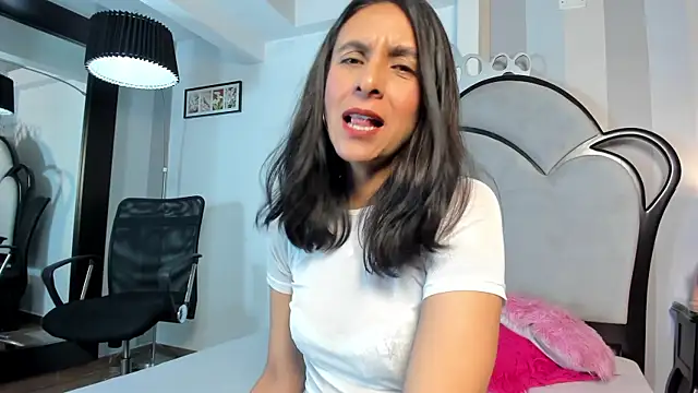 MiaAmore  online show from June 19, 2026, 4:46 pm