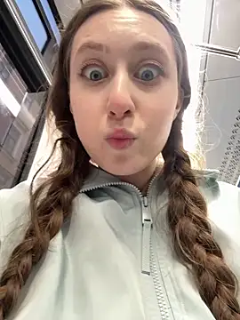 FroggyAnna online show from April 15, 2026, 4:55 pm