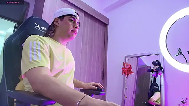 brunothompson3 online show from October 21, 2025, 1:38 am