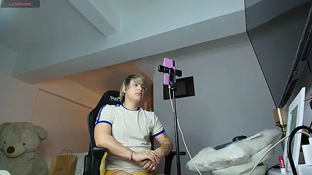 brunothompson3 online show from November 4, 2025, 8:51 am