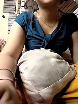 Snapshot of queenbuggi chatting on April 5, 2026, 6:14 pm queenbuggi online show from April 5, 2026, 6:14 pm