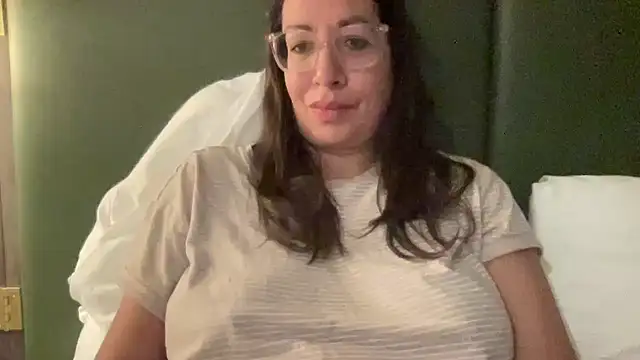 Snapshot of RosaFreya chatting on June 17, 2026, 11:36 pm RosaFreya online show from June 17, 2026, 11:36 pm