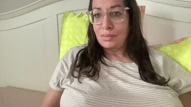 Snapshot of RosaFreya chatting on June 16, 2026, 6:35 am RosaFreya online show from June 16, 2026, 6:35 am