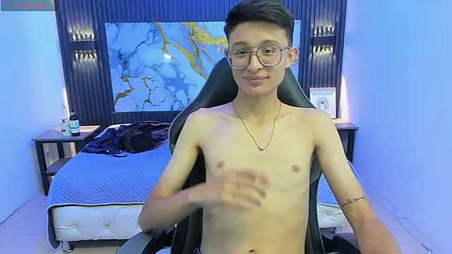 SantiagoRusso18 online show from February 7, 2026, 7:11 pm