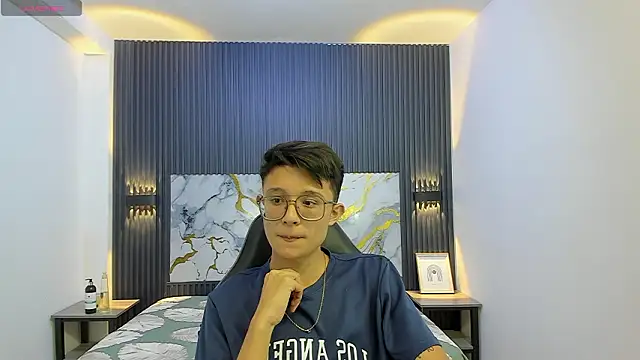 SantiagoRusso18 online show from February 12, 2026, 8:19 pm