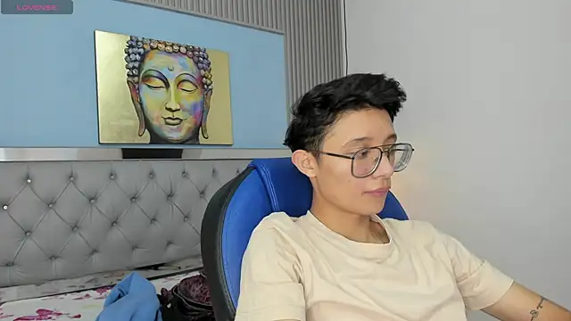 SantiagoRusso18 online show from April 22, 2026, 5:42 pm