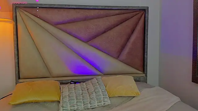 AvaScott  online show from April 5, 2026, 11:33 pm