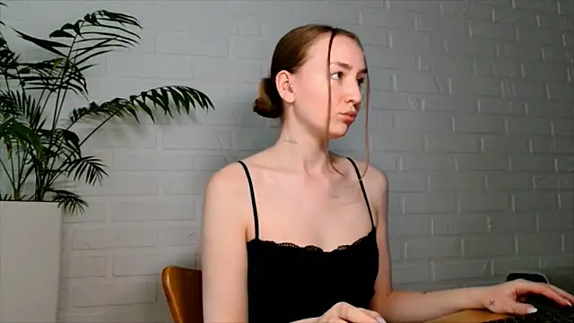 WhitePrincessLuna online show from June 18, 2026, 2:22 pm