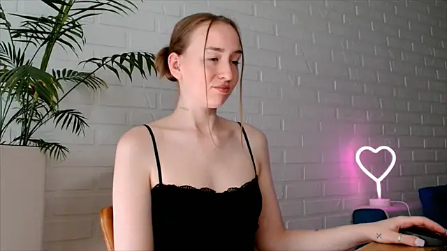 WhitePrincessLuna online show from July 6, 2026, 12:34 pm