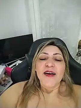 Lunita86 online show from May 25, 2026, 5:11 pm