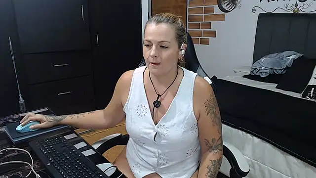 perlagoloza05 online show from June 21, 2026, 2:17 am