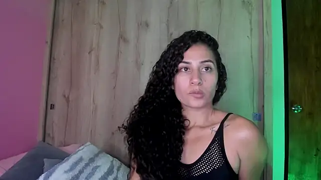 fernanda317 online show from April 15, 2026, 10:43 pm