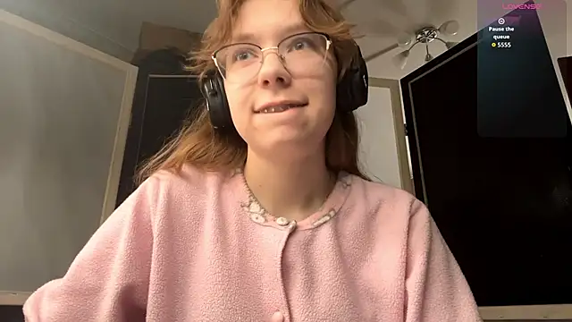 Snapshot of JuneCooper chatting on October 31, 2025, 8:11 am JuneCooper online show from October 31, 2025, 8:11 am