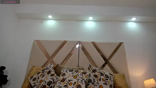 naomy sexy  online show from June 15, 2026, 12:44 am