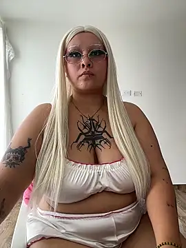 pinkbaddie777 online show from June 15, 2026, 4:28 pm