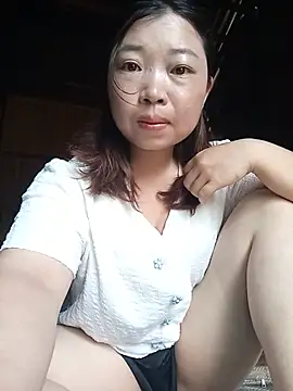 Snapshot of julybe chatting on June 8, 2026, 5:41 am julybe online show from June 8, 2026, 5:41 am