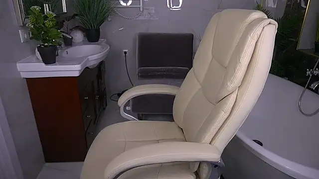 AmiraGoldd online show from June 10, 2026, 10:55 pm