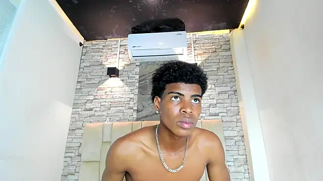 XAVI LEE online show from November 18, 2025, 8:01 pm