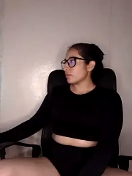kira-stormm online show from June 11, 2026, 12:32 am