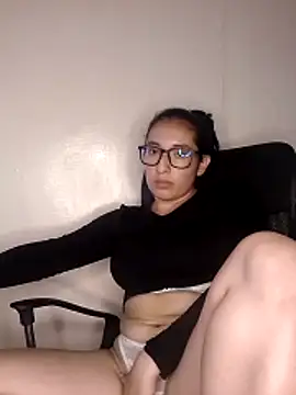 kira-stormm online show from June 11, 2026, 2:53 am