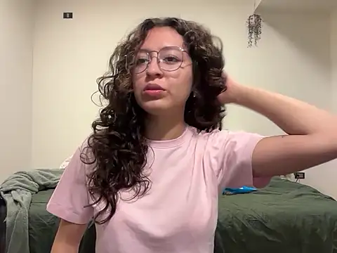 Alicatcua  online show from June 24, 2026, 2:32 am
