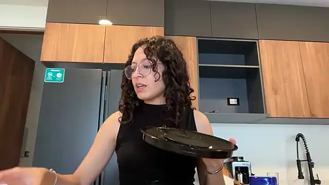 Alicatcua  online show from June 7, 2026, 12:05 am