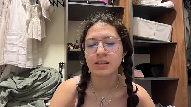 Alicatcua  online show from June 11, 2026, 2:11 am