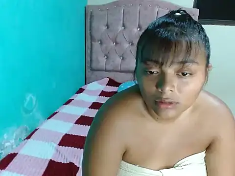 Snapshot of caro_lil chatting on April 18, 2026, 5:32 am caro lil online show from April 18, 2026, 5:32 am
