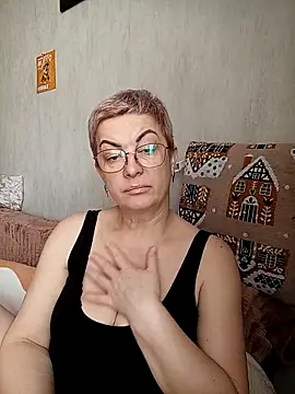 Snapshot of Bastet422111 chatting on February 11, 2026, 9:42 am Bastet422111 online show from February 11, 2026, 9:42 am