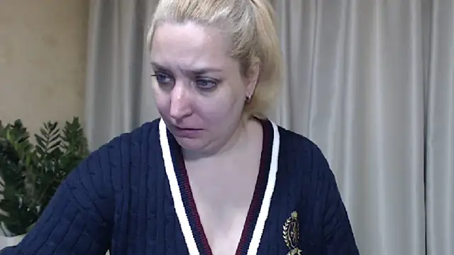 Snapshot of sweetpussy13 chatting on April 1, 2026, 6:15 am sweetpussy13 online show from April 1, 2026, 6:15 am